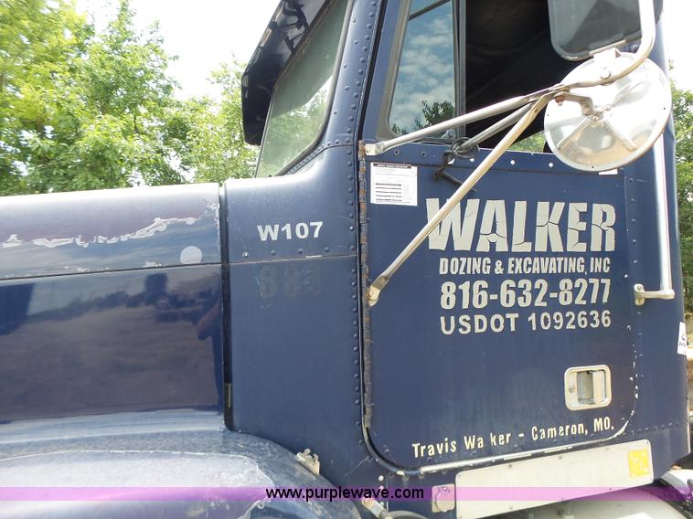 image for item L6227 1992 Freightliner FLD semi truck