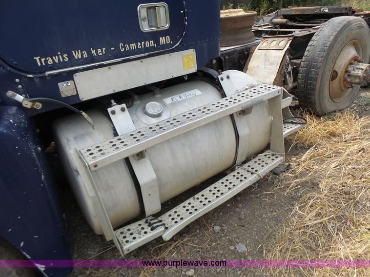 image for item L6227 1992 Freightliner FLD semi truck