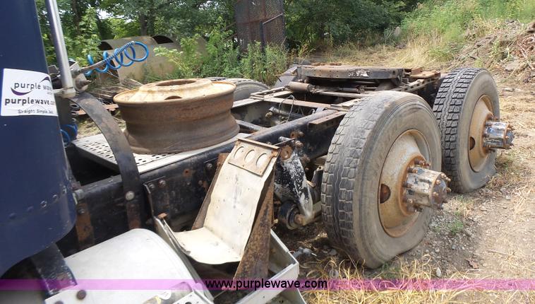 image for item L6227 1992 Freightliner FLD semi truck