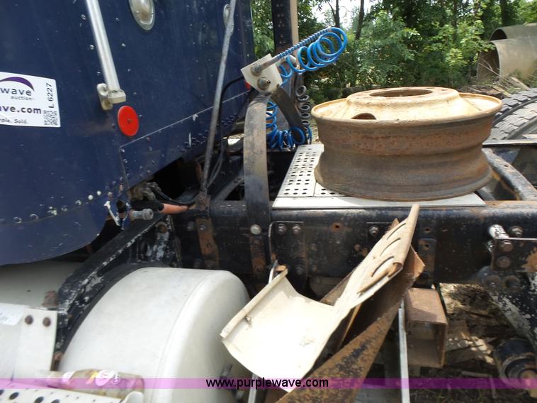 image for item L6227 1992 Freightliner FLD semi truck