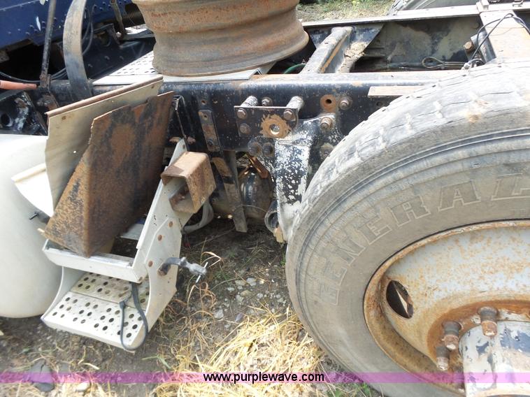 image for item L6227 1992 Freightliner FLD semi truck