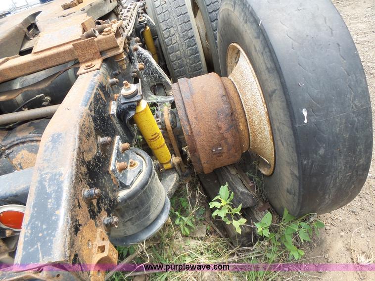 image for item L6227 1992 Freightliner FLD semi truck