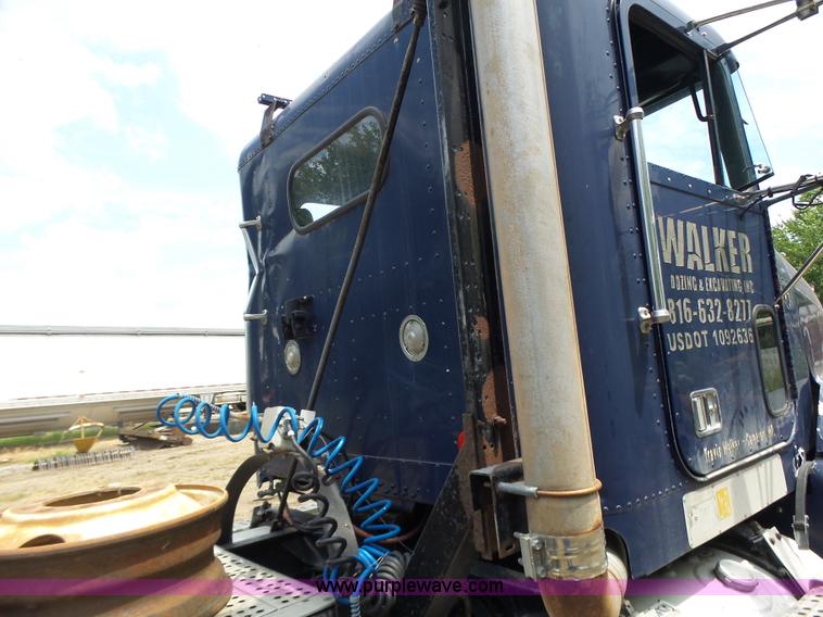 image for item L6227 1992 Freightliner FLD semi truck