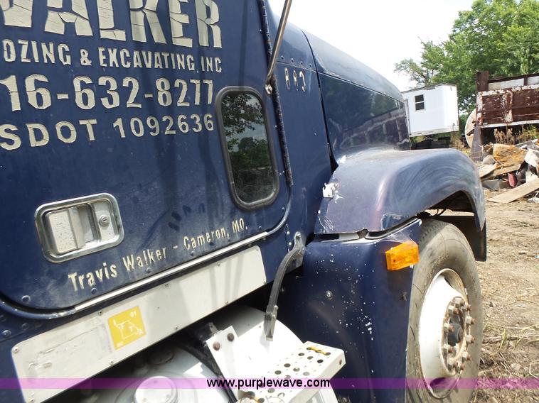 image for item L6227 1992 Freightliner FLD semi truck