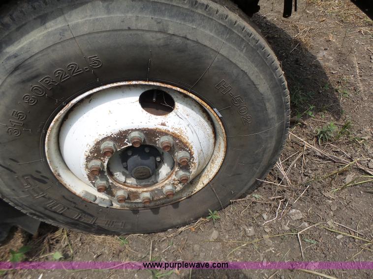 image for item L6227 1992 Freightliner FLD semi truck