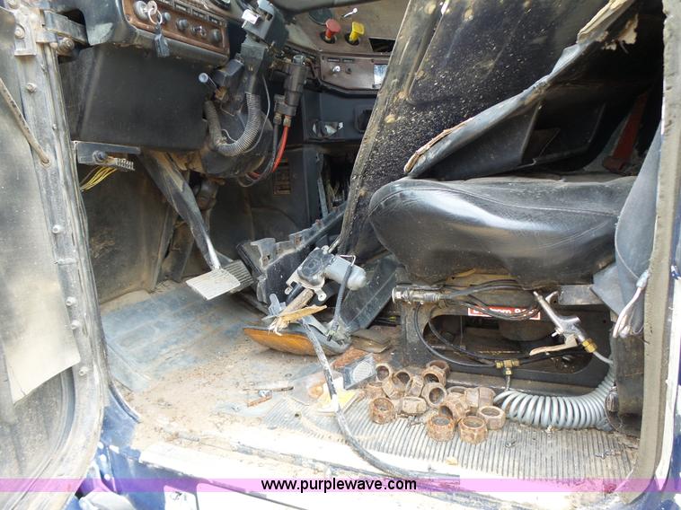 image for item L6227 1992 Freightliner FLD semi truck