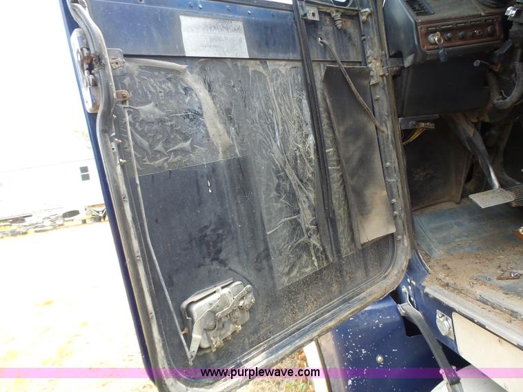 image for item L6227 1992 Freightliner FLD semi truck