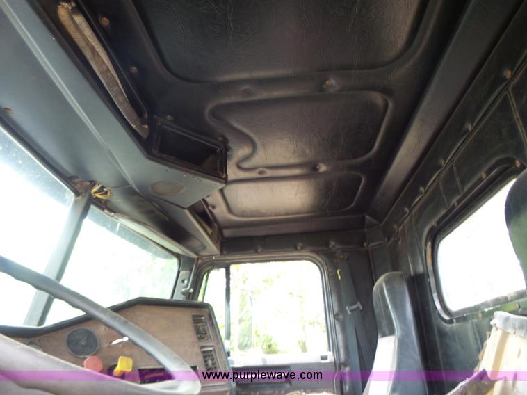 image for item L6227 1992 Freightliner FLD semi truck