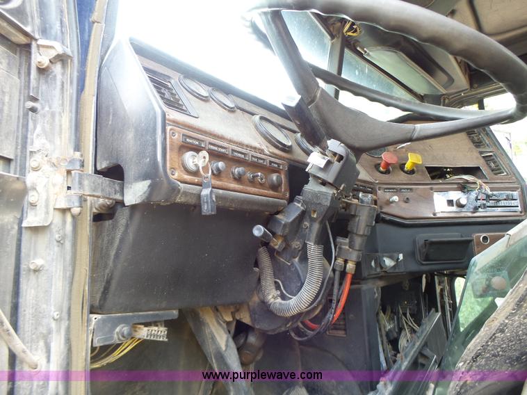 image for item L6227 1992 Freightliner FLD semi truck