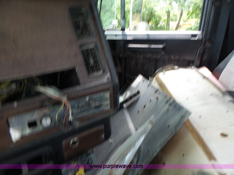 image for item L6227 1992 Freightliner FLD semi truck