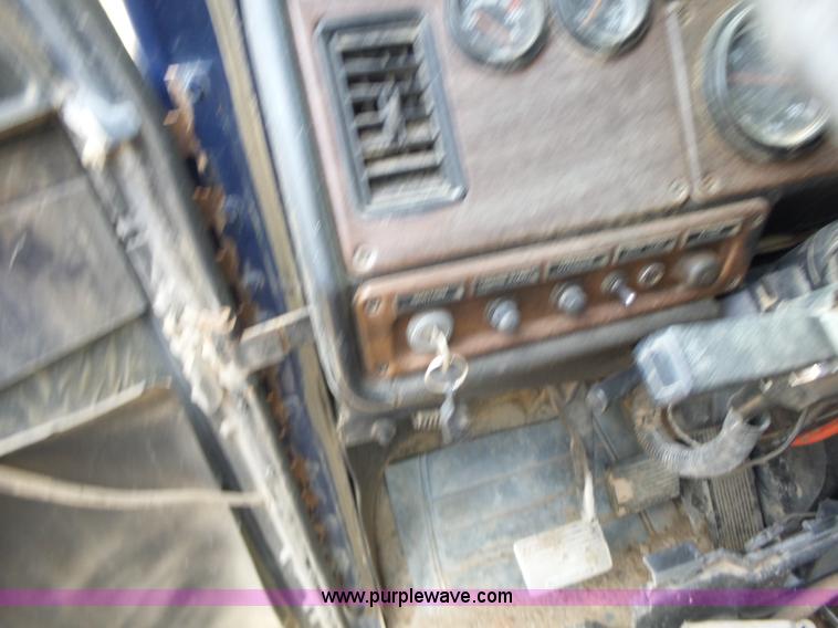 image for item L6227 1992 Freightliner FLD semi truck