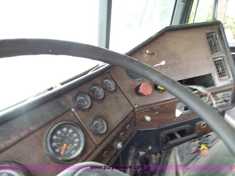 image for item L6227 1992 Freightliner FLD semi truck
