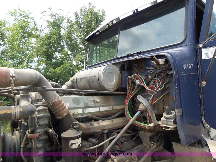 image for item L6227 1992 Freightliner FLD semi truck