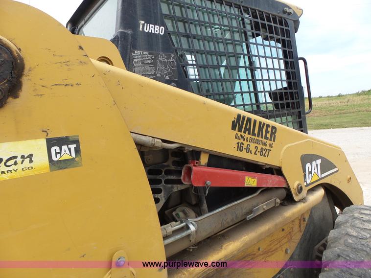image for item L6229 2005 Caterpillar 246B skid steer