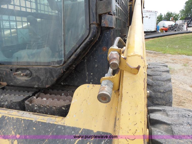 image for item L6229 2005 Caterpillar 246B skid steer