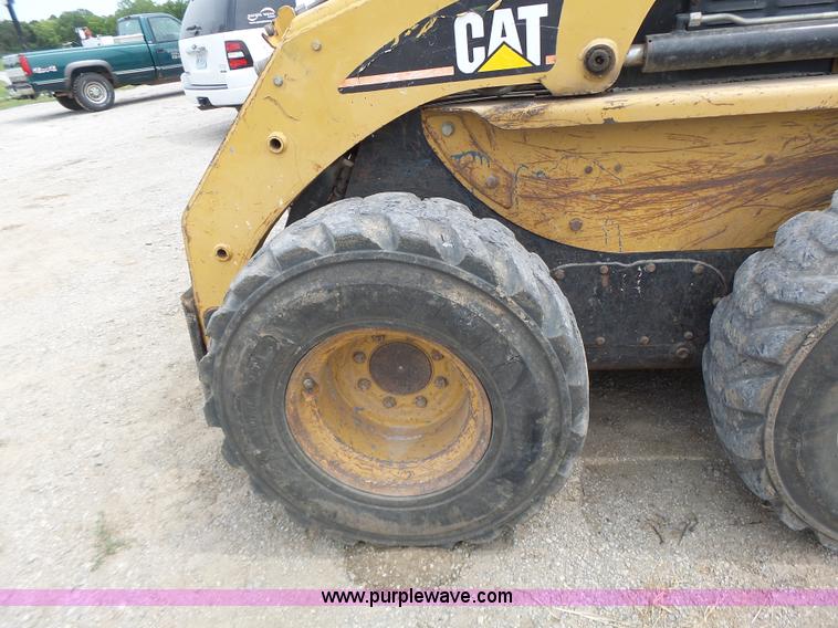 image for item L6229 2005 Caterpillar 246B skid steer