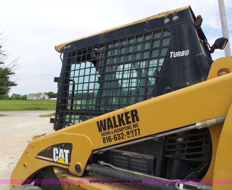 image for item L6229 2005 Caterpillar 246B skid steer