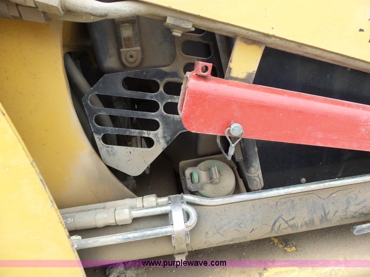 image for item L6229 2005 Caterpillar 246B skid steer