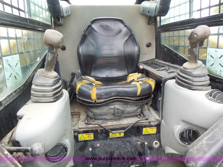 image for item L6229 2005 Caterpillar 246B skid steer