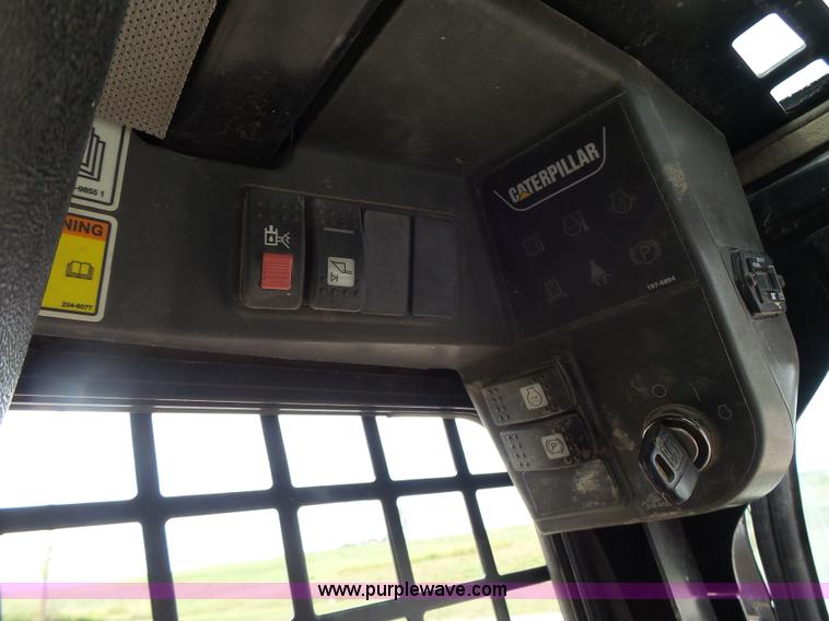 image for item L6229 2005 Caterpillar 246B skid steer