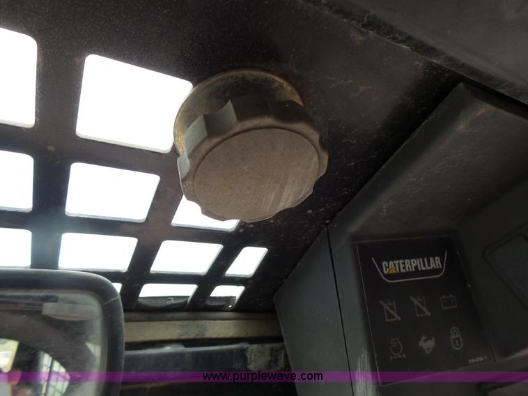 image for item L6229 2005 Caterpillar 246B skid steer