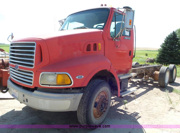 image for item L6842 1997 Ford AT9513 Aeromax 113 truck cab and chassis