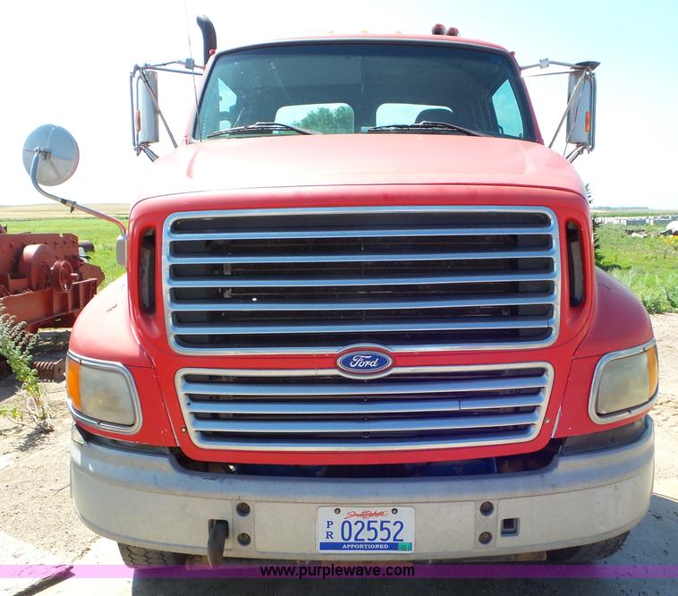 image for item L6842 1997 Ford AT9513 Aeromax 113 truck cab and chassis