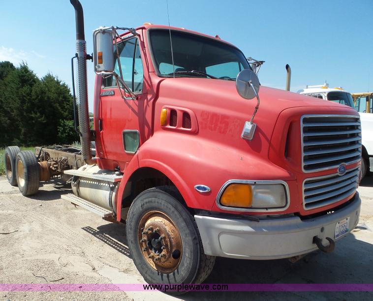 image for item L6842 1997 Ford AT9513 Aeromax 113 truck cab and chassis