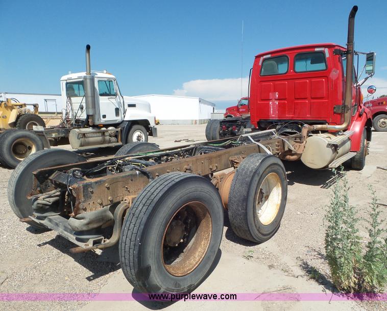 image for item L6842 1997 Ford AT9513 Aeromax 113 truck cab and chassis