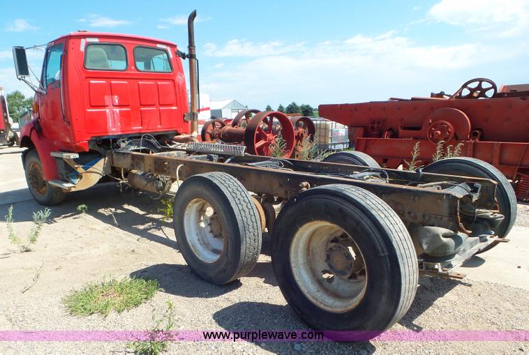 image for item L6842 1997 Ford AT9513 Aeromax 113 truck cab and chassis