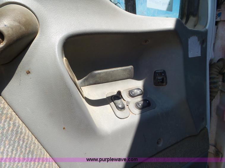 image for item L6842 1997 Ford AT9513 Aeromax 113 truck cab and chassis