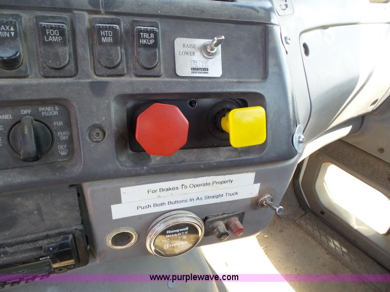 image for item L6842 1997 Ford AT9513 Aeromax 113 truck cab and chassis