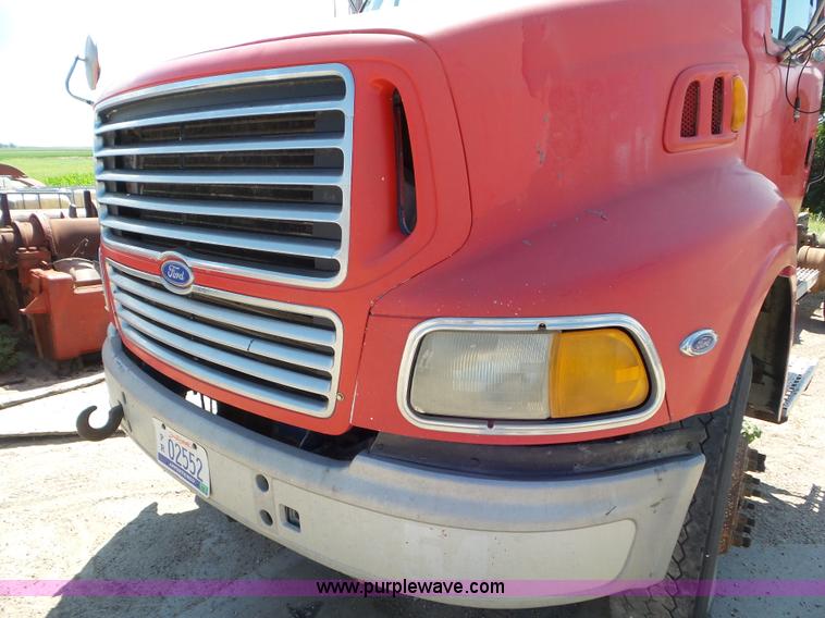 image for item L6842 1997 Ford AT9513 Aeromax 113 truck cab and chassis