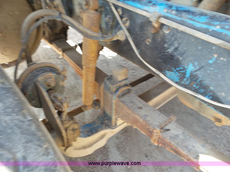 image for item L6842 1997 Ford AT9513 Aeromax 113 truck cab and chassis