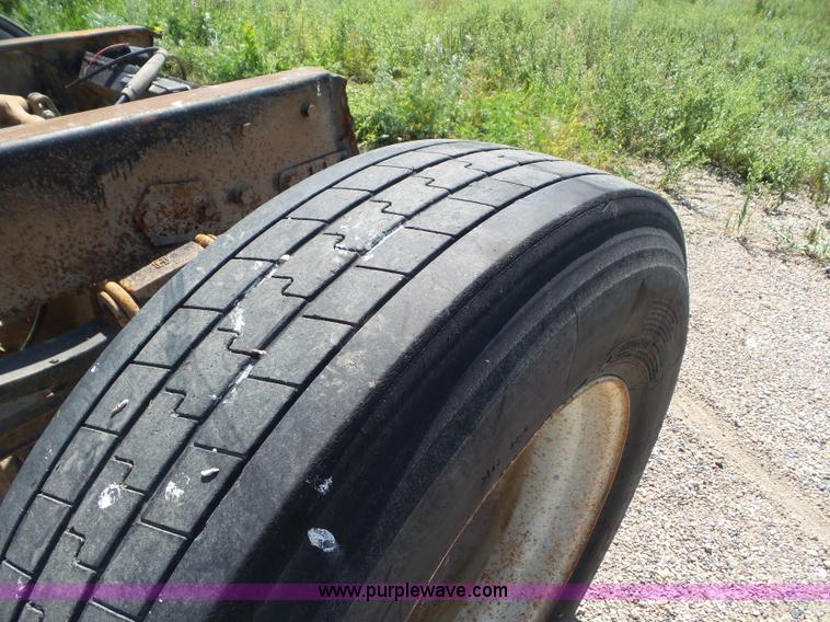 image for item L6842 1997 Ford AT9513 Aeromax 113 truck cab and chassis