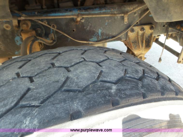 image for item L6842 1997 Ford AT9513 Aeromax 113 truck cab and chassis