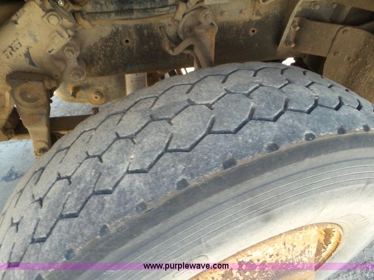 image for item L6842 1997 Ford AT9513 Aeromax 113 truck cab and chassis