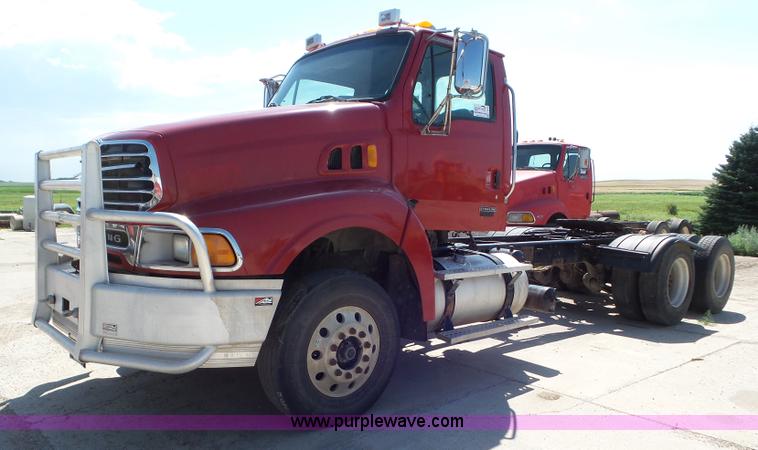 image for item L6843 2004 Sterling L9500 semi truck