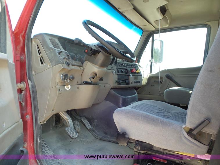 image for item L6843 2004 Sterling L9500 semi truck