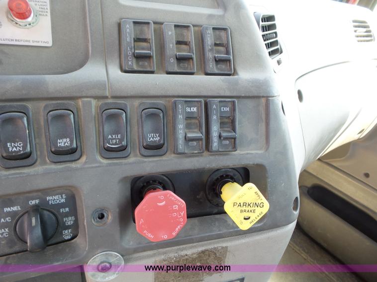 image for item L6843 2004 Sterling L9500 semi truck