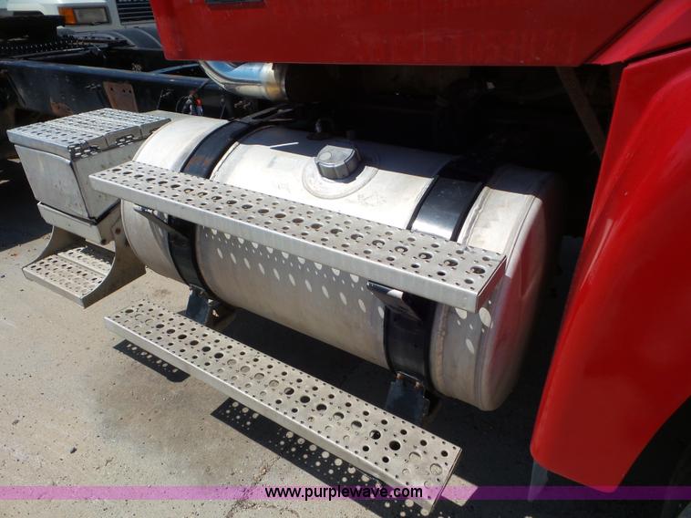 image for item L6843 2004 Sterling L9500 semi truck