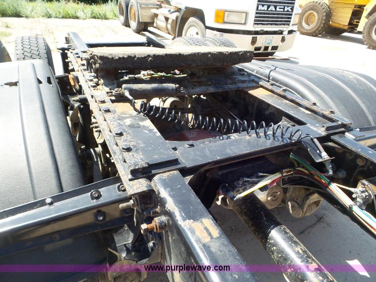 image for item L6843 2004 Sterling L9500 semi truck