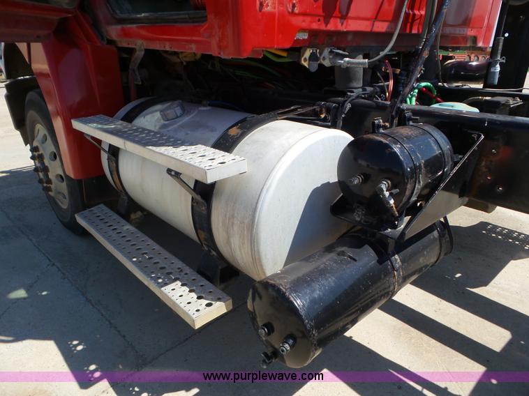 image for item L6843 2004 Sterling L9500 semi truck