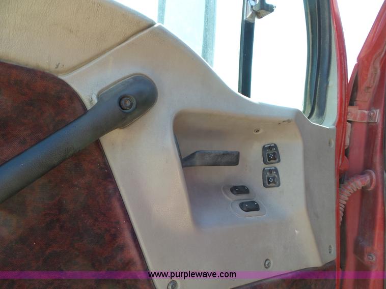 image for item L6845 2000 Sterling L9500 semi truck