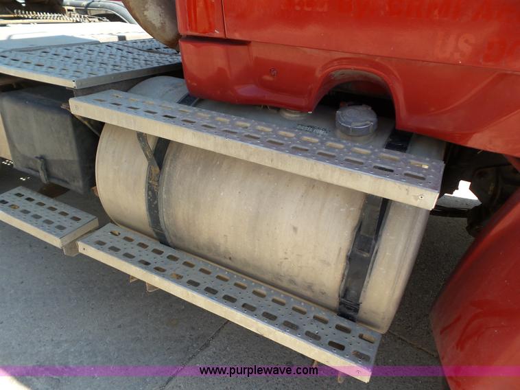 image for item L6845 2000 Sterling L9500 semi truck