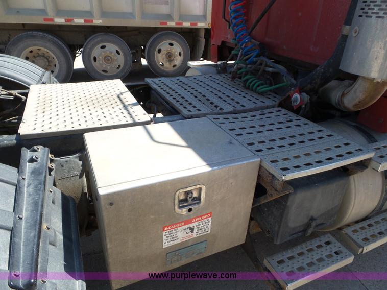 image for item L6845 2000 Sterling L9500 semi truck