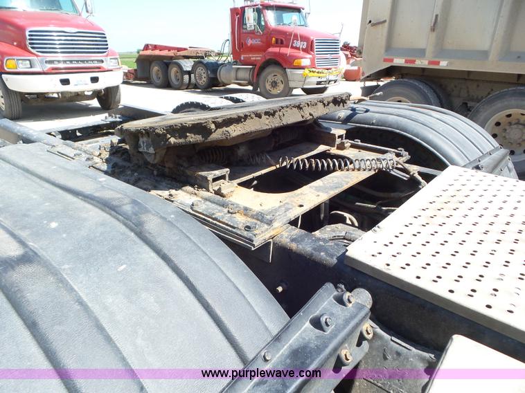 image for item L6845 2000 Sterling L9500 semi truck