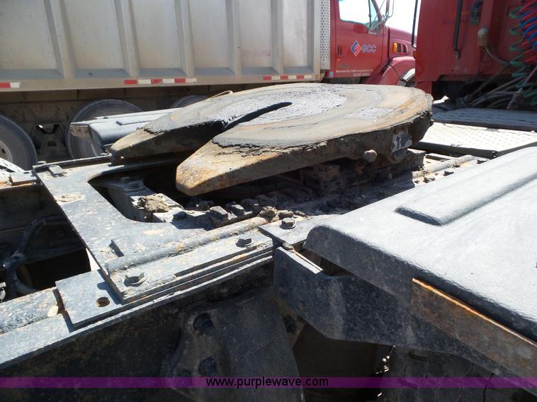 image for item L6845 2000 Sterling L9500 semi truck