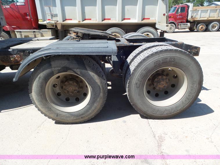 image for item L6845 2000 Sterling L9500 semi truck