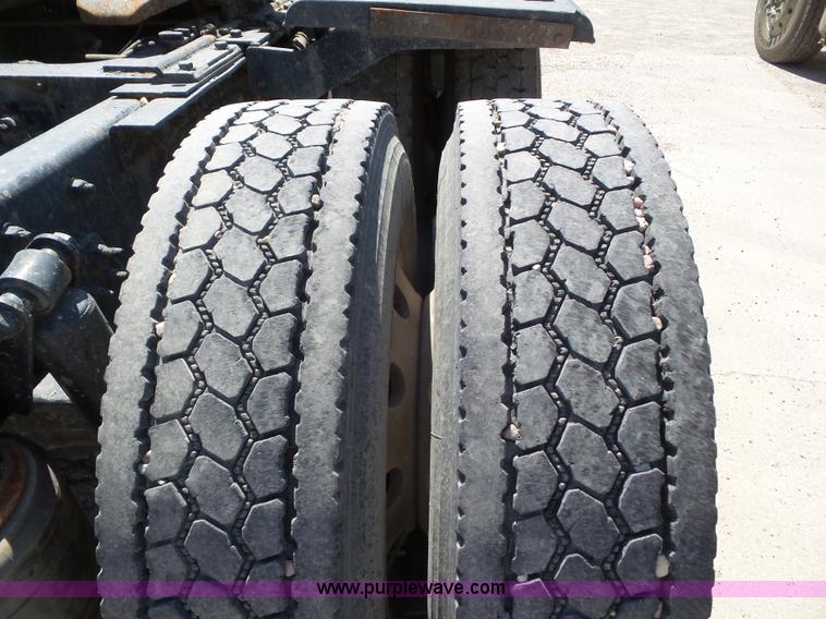 image for item L6845 2000 Sterling L9500 semi truck